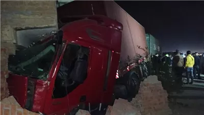 دخلت البيت على الناس، تفاصيل اصطدام سيارة نقل بمنزل على الطريق الزراعي بالقليوبية