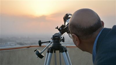 رغم ولادته.. فلكيون يكشفون أسباب تعذر رؤية هلال شوال.. عبد الهادي: «القمر الجديد ظل في سماء القاهرة 11 دقيقة».. وجودة يوضح دور كسوف الشمس في عدم التثبت