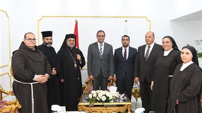 اجتماع محافظ قنا بشأن متابعة خطة الارتقاء بالمظهر الجمالي والحضاري لشوارع المدينة