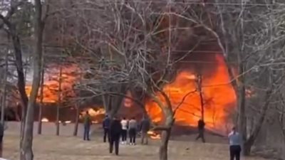 مقتل شخص ودمار بالمكان، اصطدام طائرة بمنزل في مدينة أمريكية