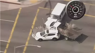 مطاردة هوليودية، أمريكي يسرق شاحنة ويصدم 13 سيارة في كاليفورنيا (فيديو)