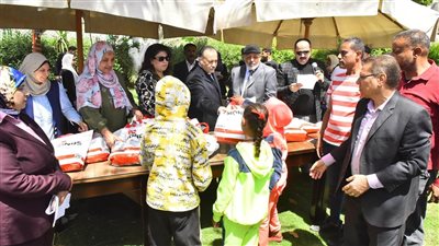 محافظ أسيوط يسلم 2000 شنطة ملابس جاهزة للأيتام بمناسبة عيد الفطر (فيديو) 