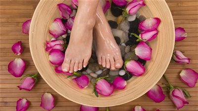  أسباب رائحة القدم الكريهة وكيفية التخلص منها بالمنزل