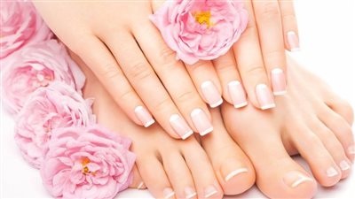 بالمواد الطبيعية، جلسة للعناية باليدين والقدمين ليلة العيد