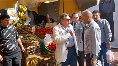 محافظ الدقهلية يتفقد منافذ بيع الخضار والفاكهة بالمنصورة ويشدد على الالتزام بالأسعار