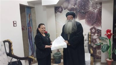 مطران دشنا يكرم الأم المثالية بقنا (صور)