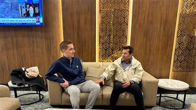 وزير الرياضة يستقبل محمد زكريا بطل الإسكواش في المطار بحضور أسرته 