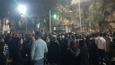 المئات يلقون نظرة الوداع علي جثمان الأنبا باخوميوس بالبحيرة (فيديو وصور)