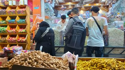 إقبال على التسالي والشيكولاتة، ليلة عيد الفطر في القاهرة (فيديو وصور) 