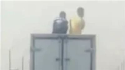 الأمن يكشف ملابسات فيديو جلوس شخصين أعلى صندوق سيارة نصف نقل أثناء سيرها بالسويس