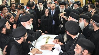 البابا تواضروس ومحافظ البحيرة يشهدان مراسم وداع الأنبا باخوميوس بدمنهور (صور)