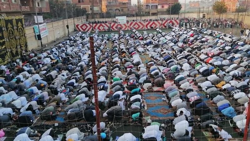 صلاة الرجال إلى جوار