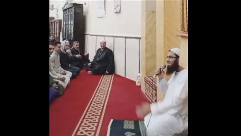 إمام مسجد للمصلين