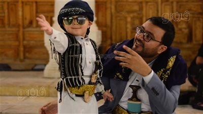 بزيه التقليدي ونظارته الشمسية، طفل يمني يخطف الأنظار في صلاة العيد بعمرو بن العاص (صور) 