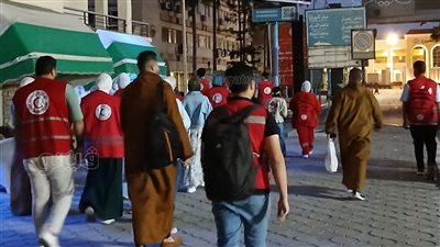 انتشار متطوعي الهلال الأحمر بساحات صلاة العيد بمطروح لمساعدة المسنين والأهالي (صور)