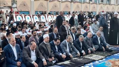 أكرم جلال يؤدي صلاة العيد وسط المواطنين بساحة النادي الإسماعيلي (صور) 