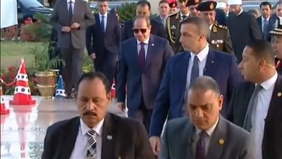 لحظة وصول الرئيس السيسي مسجد المشير طنطاوي لأداء صلاة عيد الفطر (فيديو)