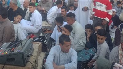 آلاف المواطنين يفترشون الأرض لصلاة عيد الفطر في 166 ساحة بالفيوم (صور)