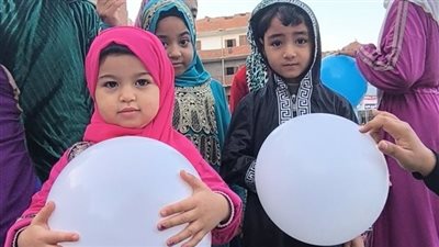 بالبالونات، توافد المصلين لأداء صلاة عيد الفطر بالقليوبية (صور)