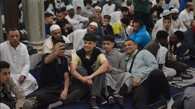 من كل الجنسيات، فرحة عيد الفطر في مساجد مصر (فيديو وصور)