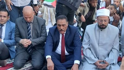 محافظ مطروح يصل إلى مركز شباب مطروح لأداء صلاة العيد وسط الأهالي (صور)