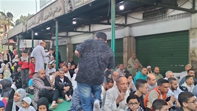 إقبال كثيف من المواطنين على ساحات مساجد وشوارع الزاوية الحمراء لصلاة عيد الفطر 2025 (صور)