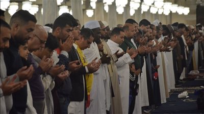 شاهد، دعاء المصلين لأهالي غزة في صلاة الفجر بأول أيام العيد بالأزهر الشريف