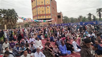 أهالي الوادي الجديد يؤدون صلاة عيد الفطر المبارك في مشهد مهيب بواحة الخارجة (فيديو وصور)