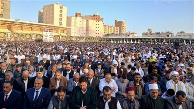 بحضور مئات الأهالي، بدء صلاة عيد الفطر المبارك بمرسى مطروح (صور)