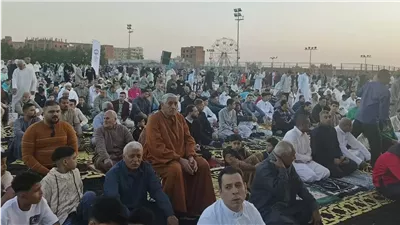 الآلاف يؤدون صلاة عيد الفطر المبارك بساحات الشرقية (صور)