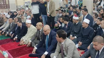 محافظ القليوبية يؤدي صلاة عيد الفطر في مسجد ناصر ببنها (صور) 