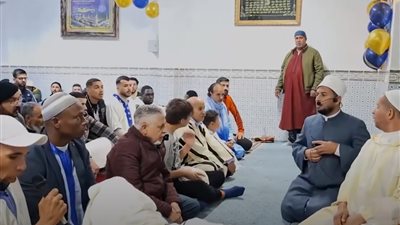 مسلمو إسبانيا يؤدون صلاة عيد الفطر المبارك (فيديو)