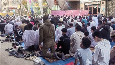 الآلاف من الأسايطة ينتهون من شعائر صلاة عيد الفطر في الساحات المخصصة (فيديو) 