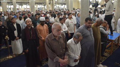 المئات يؤدون صلاة العيد الفطر 2025 في جامع الأزهر الشريف (فيديو صور) 