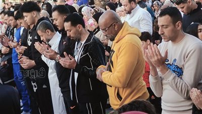 المئات من أهالي بورسعيد يؤدون صلاة عيد الفطر في ساحة مسجد التوحيد (صور) 