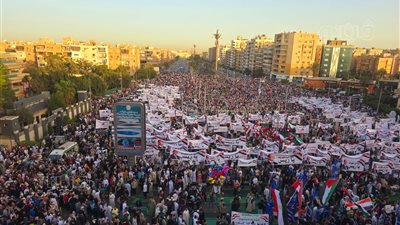 أخبار مصر اليوم: محافظ القاهرة يشارك المواطنين احتفالات عيد الفطر بالحديقة الدولية.. ازدحام شديد بمحطات الوقود.. فلسطين تسيطر على صلاة العيد بمساجد القاهرة والجيزة