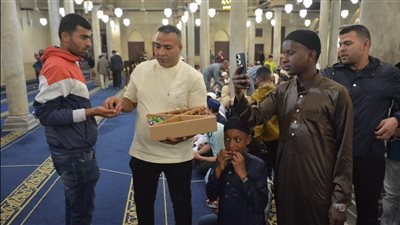 بهجة عيد الفطر 2025 في رحاب الأزهر، توزيع البلح والحلوى على المصلين بعد تكبيرات العيد (فيديو وصور)