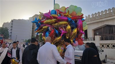 بـ10 جنيهات، زحام على باعة البلالين بعد أداء صلاة عيد الفطر بمطروح (صور)