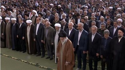 صلاة عيد الفطر المبارك في إيران بإمامة الخامنئي (فيديو)