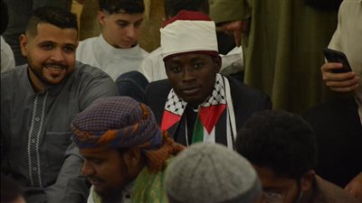 فلسطين تسيطر على صلاة العيد الفطر المبارك بمساجد القاهرة والجيزة (فيديو وصور)