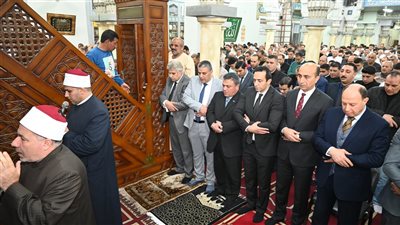 قيادات محافظة البحيرة يؤدون صلاة عيد الفطر المبارك بين المواطنين بمسجد التوبة بدمنهور 