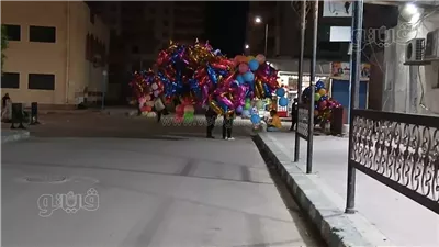 انتشار باعة البالونات وغزل البنات بمحيط المساجد استعدادًا لصلاة عيد الفطر بمطروح (صور)