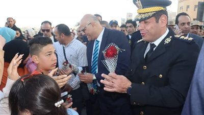 محافظ القليوبية يوزع الورود على المواطنين بشوارع بنها احتفالا بعيد الفطر (صور) 