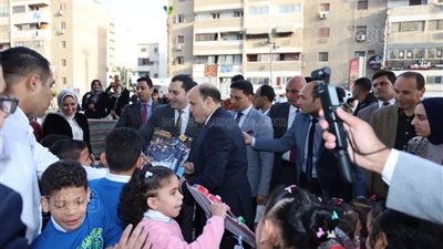 محافظ كفر الشيخ يقدم هدايا الرئيس السيسي للأطفال الأيتام في أول أيام عيد الفطر