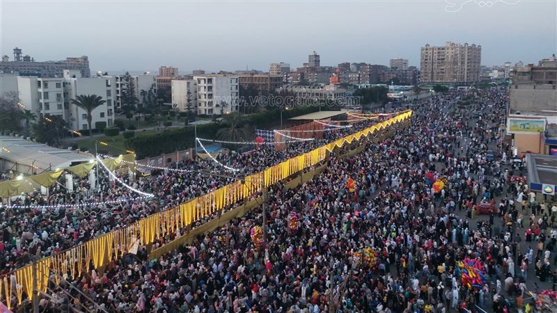 حشود المصلين بالعجمي،