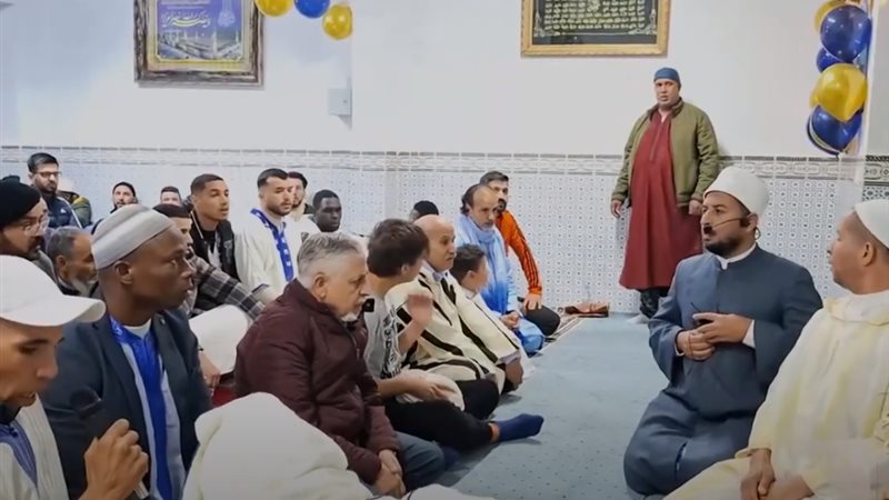 مسلمو إسبانيا يؤدون