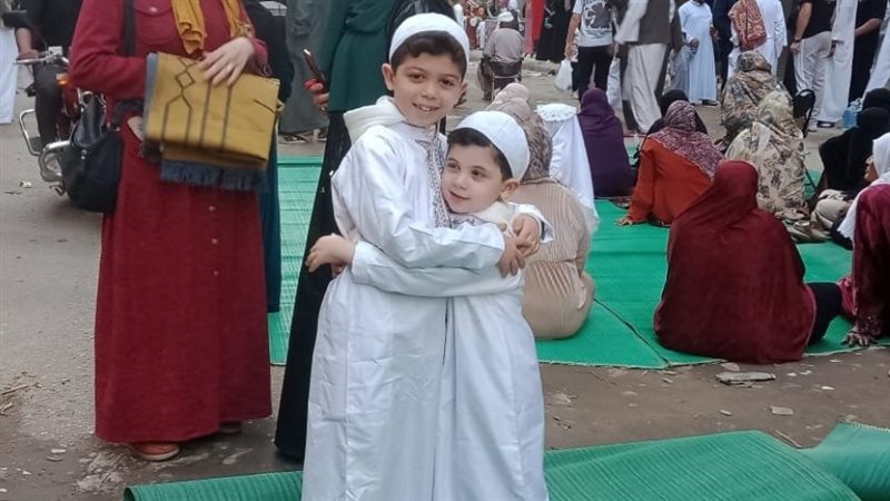 الأطفال بالجلباب