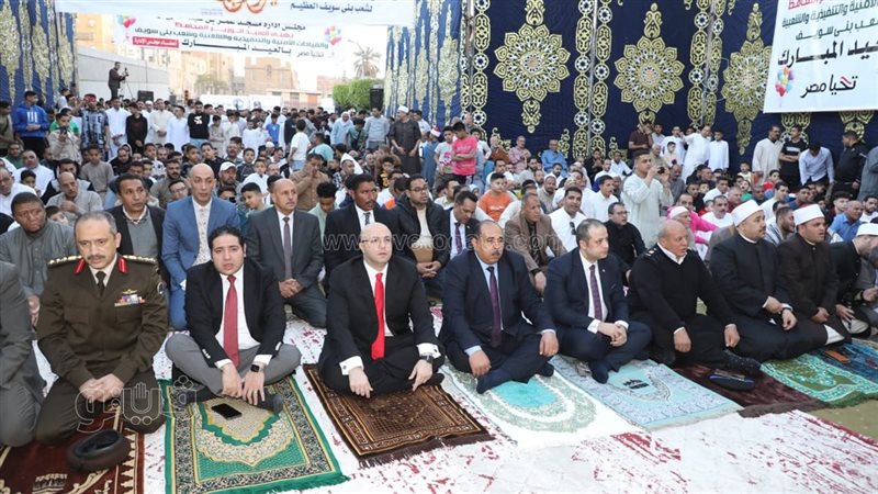محافظ بني سويف يؤدي