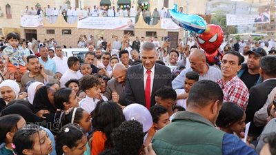 بعد أدائه صلاة عيد الفطر، محافظ أسوان يوزع كروت تهنئة وعيدية على الأطفال والأسر (صور)