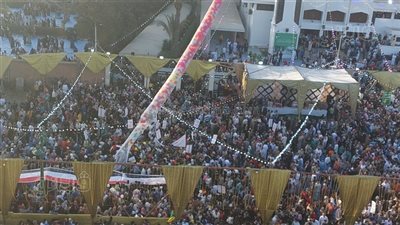 إطلاق شلال بلالين على المصلين عقب صلاة عيد الفطر بالعجمي (فيديو وصور) 